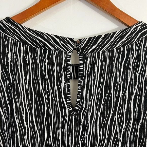 Robert Louis Black White Blouse XL Keyhole Cutout Neckline Sharkbite Hem Stretch - Picture 4 of 7
